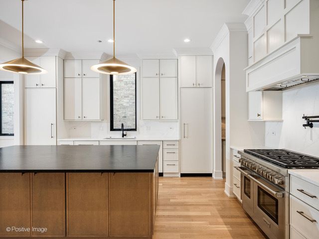 2214 W Oakdale Avenue, Chicago, IL 60618