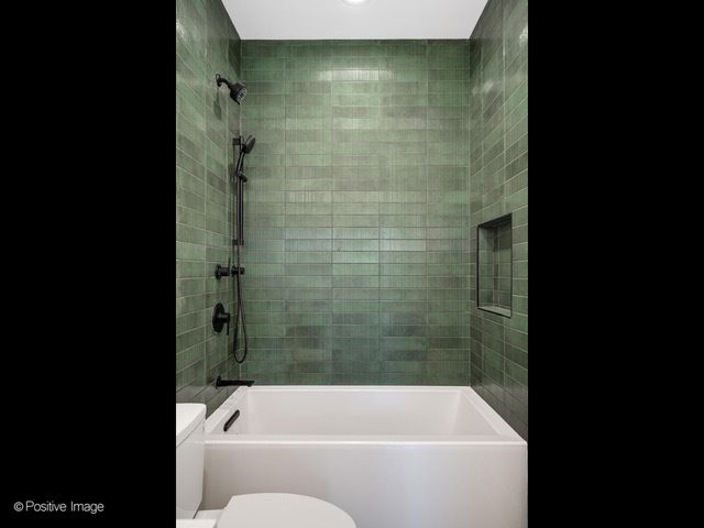 2214 W Oakdale Avenue, Chicago, IL 60618