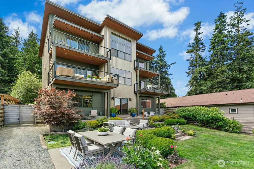 1447 Elm Place, Freeland, WA 98249