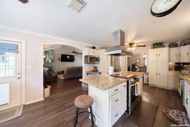759 FALLING LEAVES DR, Adkins, TX 78101