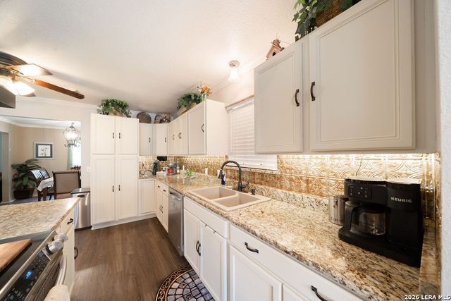 759 FALLING LEAVES DR, Adkins, TX 78101