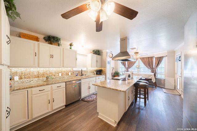 759 FALLING LEAVES DR, Adkins, TX 78101