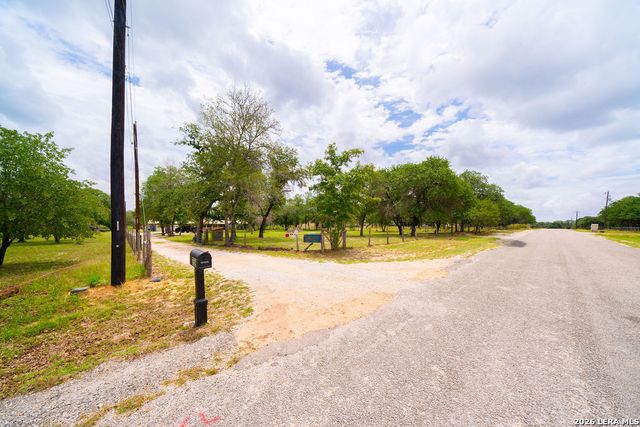 759 FALLING LEAVES DR, Adkins, TX 78101