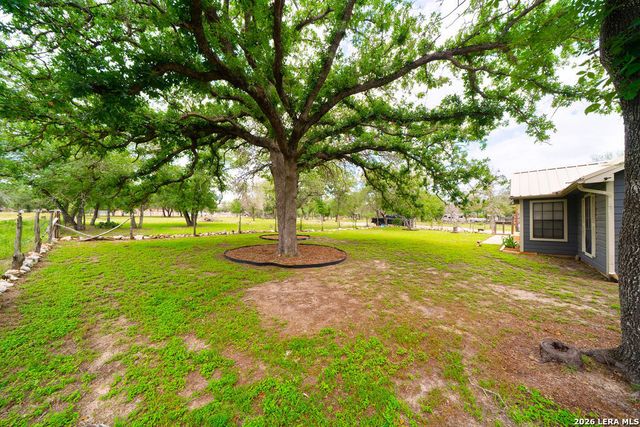 759 FALLING LEAVES DR, Adkins, TX 78101