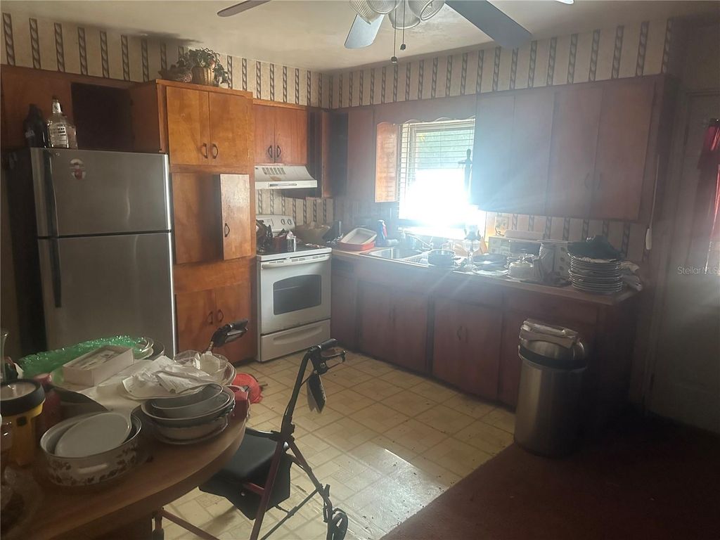 Image 4 of property listing at 1201 N GALLOWAY ROAD, Lakeland, FL 33810