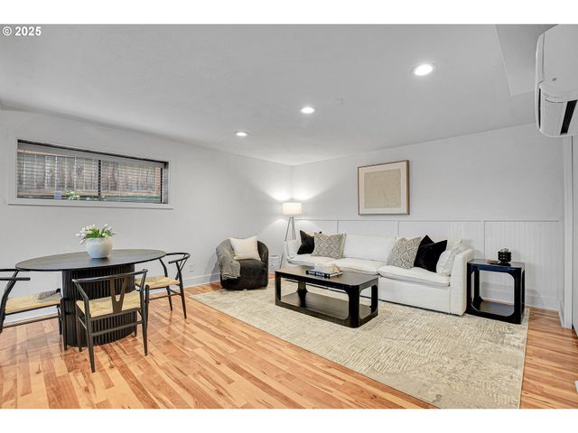 8325 Sw TERWILLIGER Blvd, Portland, OR 97219