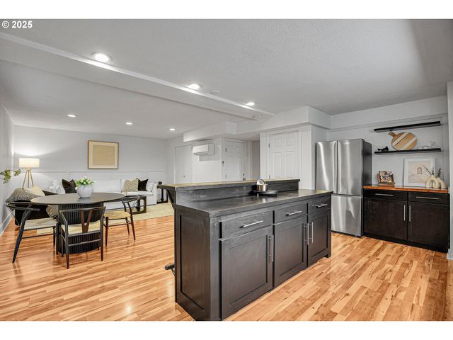 8325 Sw TERWILLIGER Blvd, Portland, OR 97219