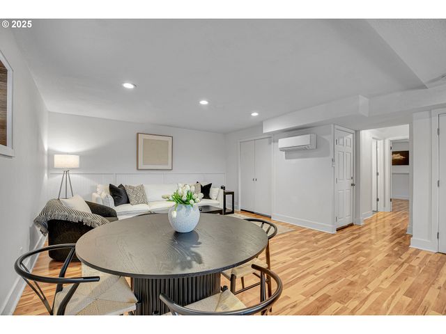 8325 Sw TERWILLIGER Blvd, Portland, OR 97219