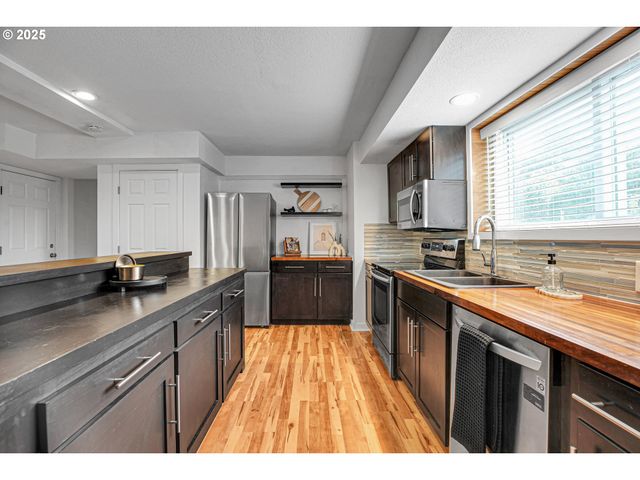 8325 Sw TERWILLIGER Blvd, Portland, OR 97219