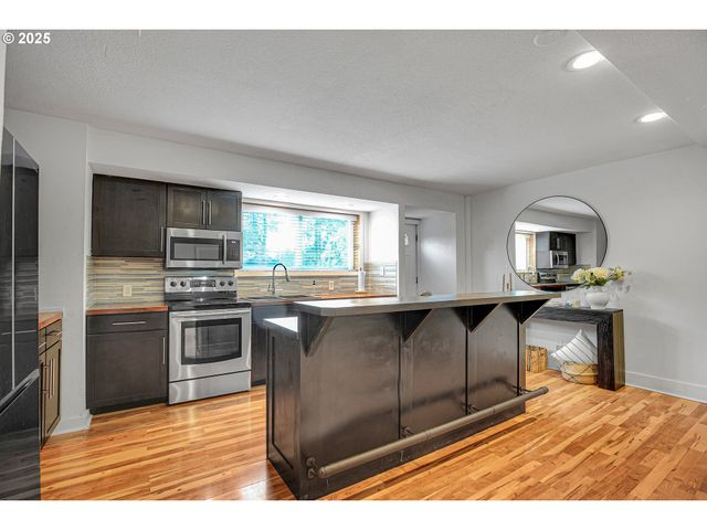 8325 Sw TERWILLIGER Blvd, Portland, OR 97219