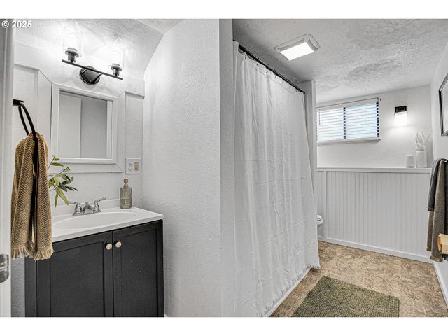 8325 Sw TERWILLIGER Blvd, Portland, OR 97219