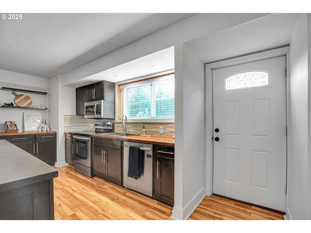 8325 Sw TERWILLIGER Blvd, Portland, OR 97219