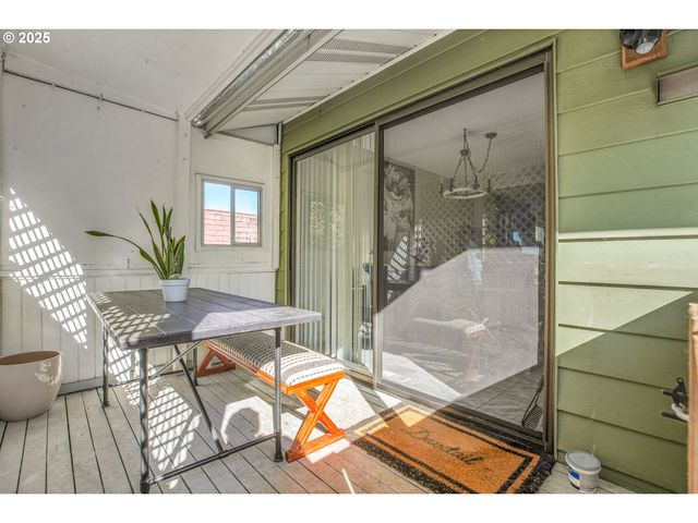 8325 Sw TERWILLIGER Blvd, Portland, OR 97219