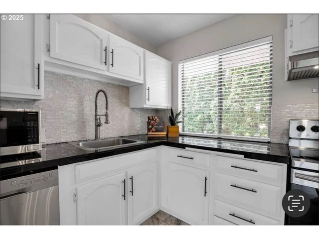 8325 Sw TERWILLIGER Blvd, Portland, OR 97219