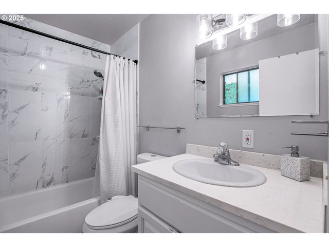 8325 Sw TERWILLIGER Blvd, Portland, OR 97219