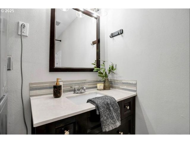 8325 Sw TERWILLIGER Blvd, Portland, OR 97219