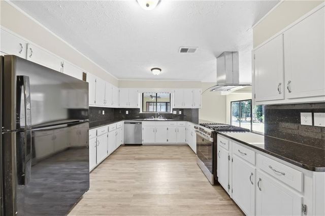 5006 Stoney Point Circle, Stone Mountain, GA 30088