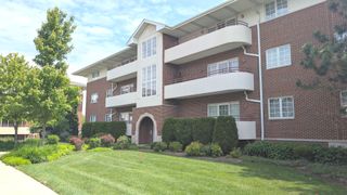 706 63rd Street 202, Westmont, IL 60559