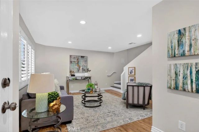 305 E Valencia J, Burbank, CA 91502