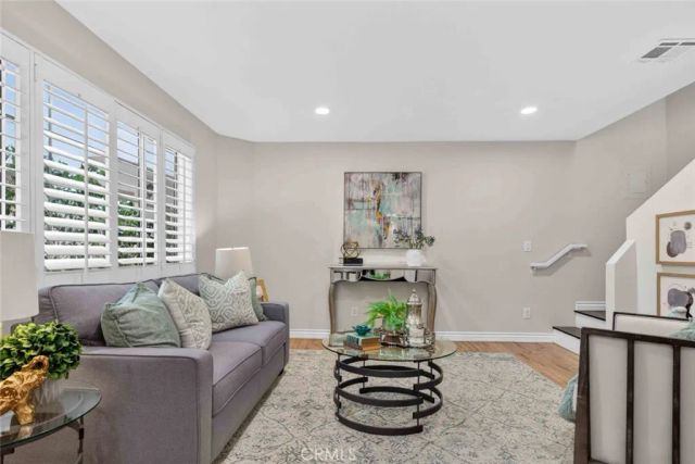 305 E Valencia J, Burbank, CA 91502