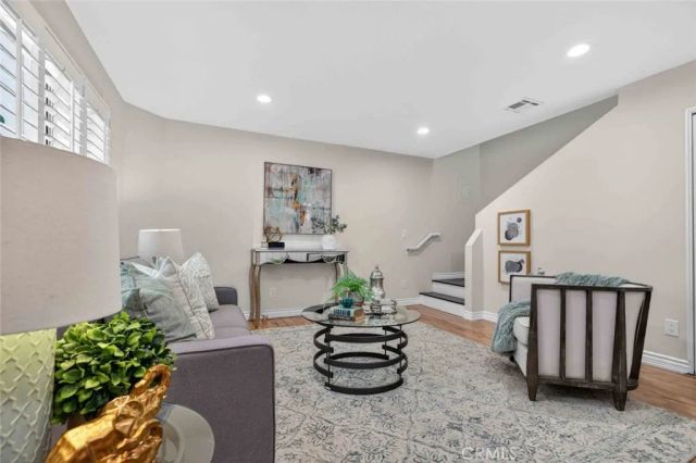 305 E Valencia J, Burbank, CA 91502