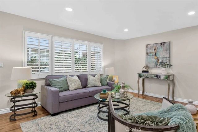 305 E Valencia J, Burbank, CA 91502