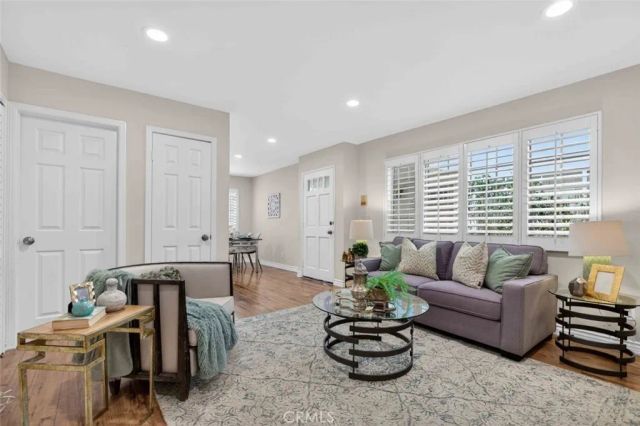 305 E Valencia J, Burbank, CA 91502