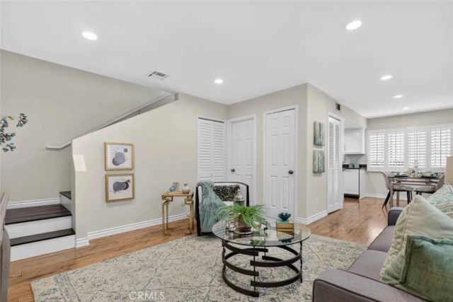 305 E Valencia J, Burbank, CA 91502