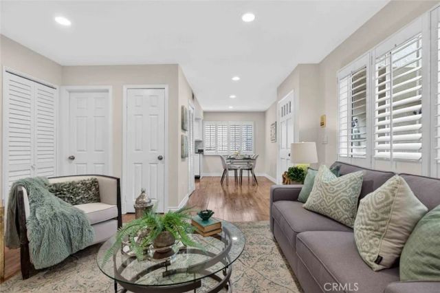 305 E Valencia J, Burbank, CA 91502