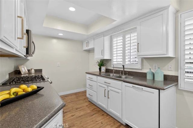 305 E Valencia J, Burbank, CA 91502