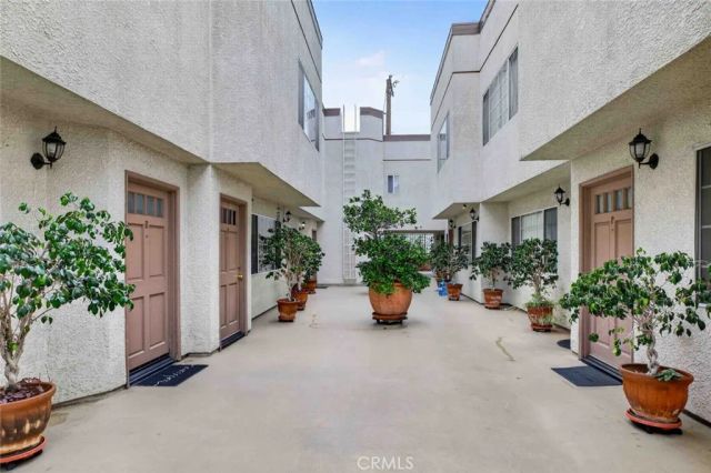305 E Valencia J, Burbank, CA 91502