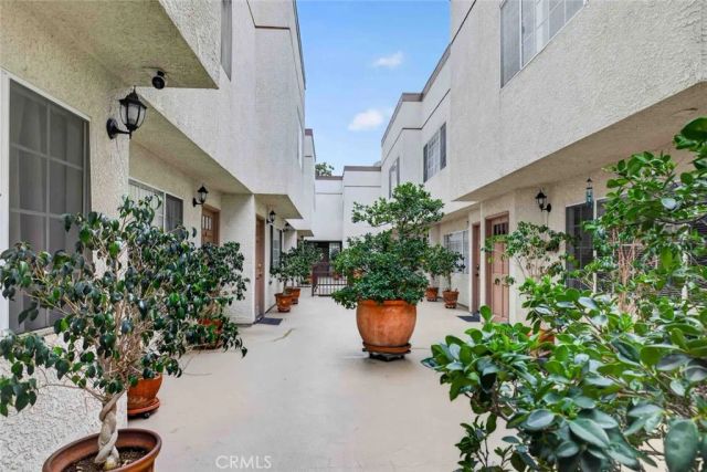 305 E Valencia J, Burbank, CA 91502