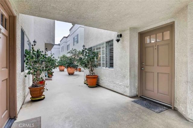 305 E Valencia J, Burbank, CA 91502