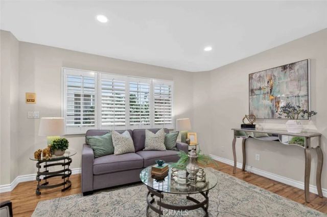 305 E Valencia J, Burbank, CA 91502