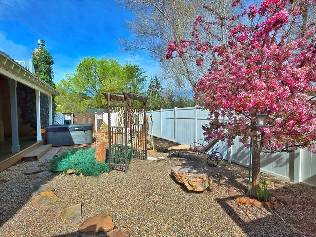 7 Camino De Pastores A and B, Santa Fe, NM 87506