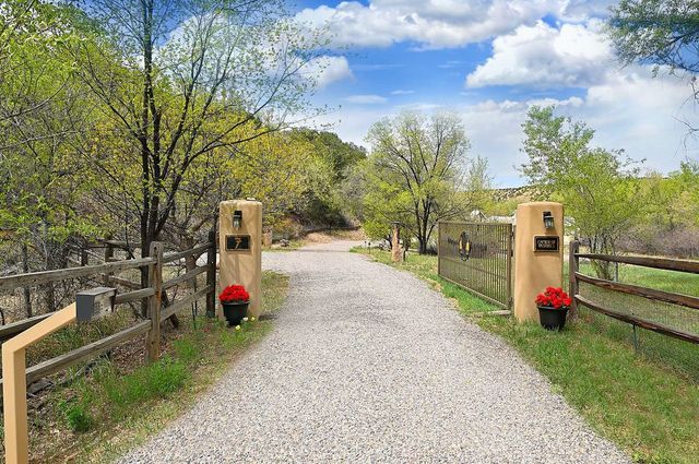 7 Camino De Pastores A and B, Santa Fe, NM 87506