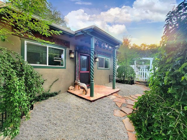 7 Camino De Pastores A and B, Santa Fe, NM 87506