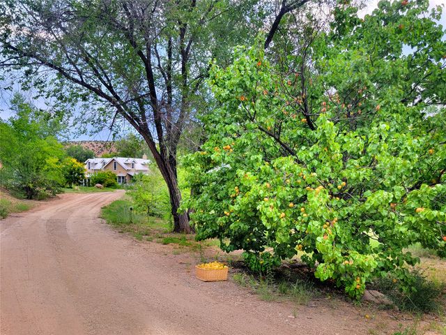 7 Camino De Pastores A and B, Santa Fe, NM 87506