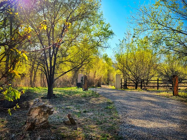 7 Camino De Pastores A and B, Santa Fe, NM 87506
