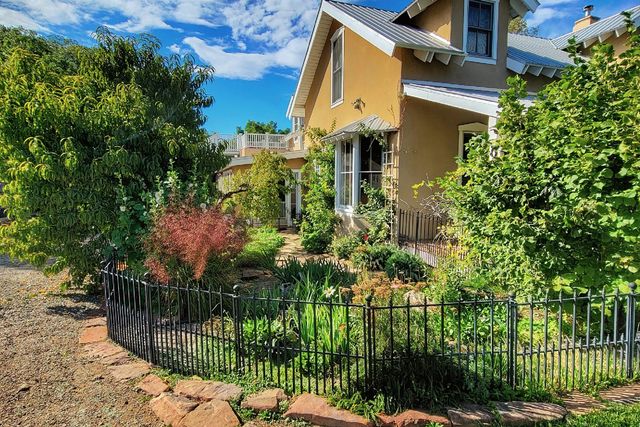 7 Camino De Pastores A and B, Santa Fe, NM 87506