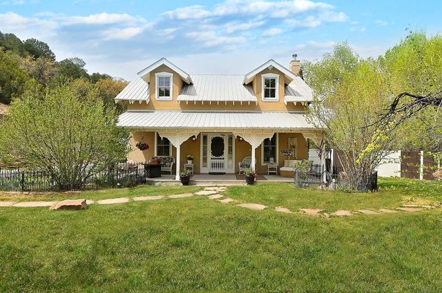 7 Camino De Pastores A and B, Santa Fe, NM 87506