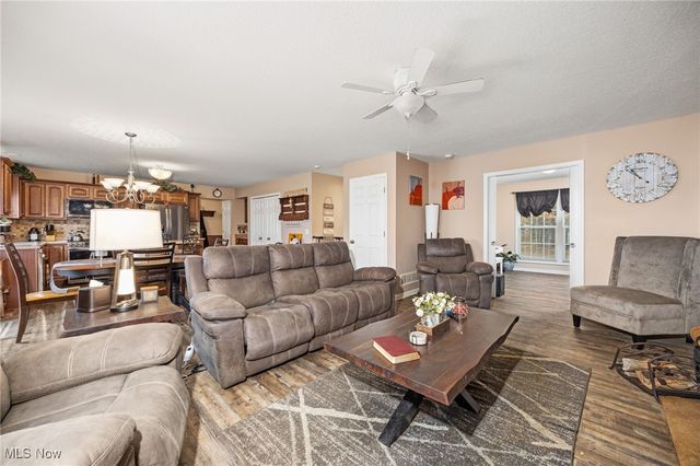 13014 Duquette Avenue NE, Hartville, OH 44632