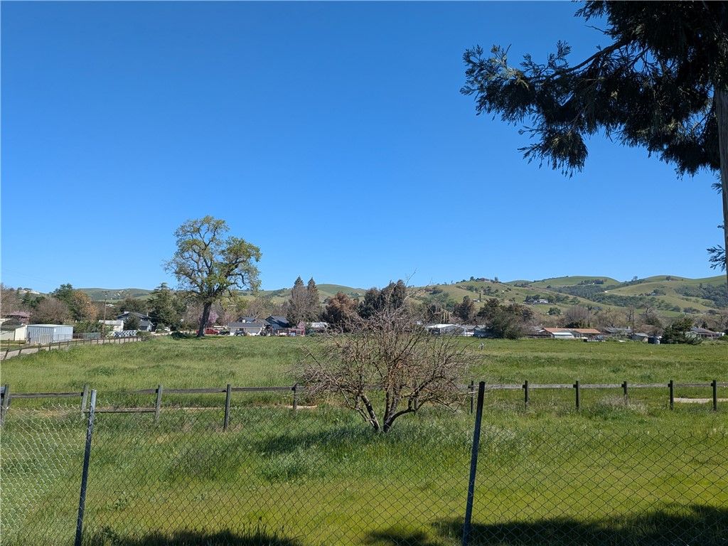 Image 2 of property listing at 7725 Gabarda, Atascadero, CA 93422