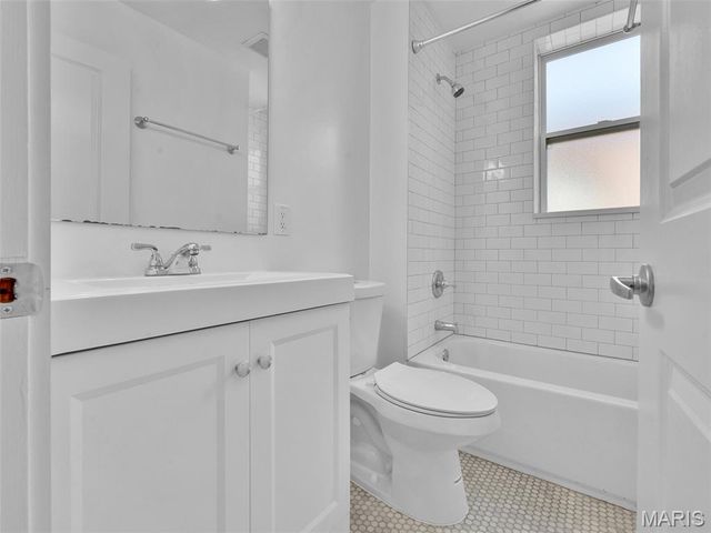 6242 North Drive, St Louis, MO 63130