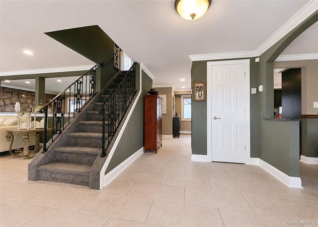 2 Sussex Lane, Lake Grove, NY 11755