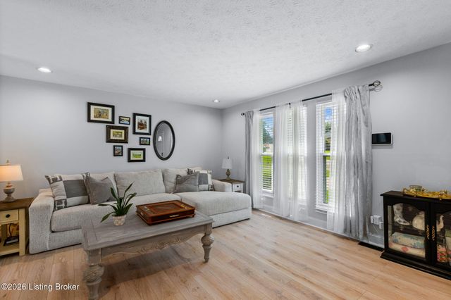 8803 William Penn Way, Louisville, KY 40228