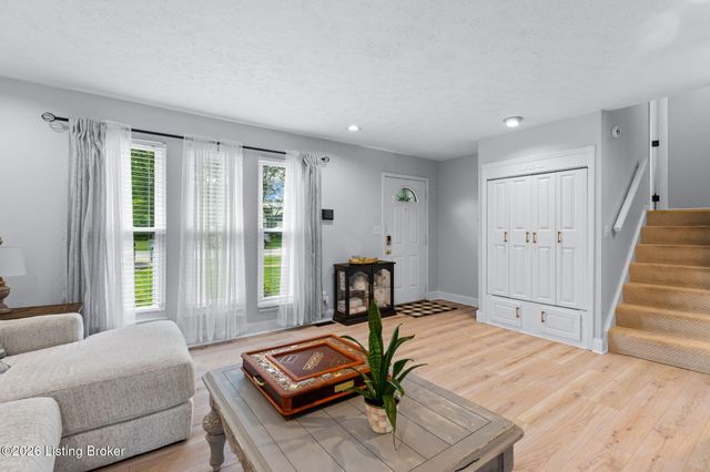 8803 William Penn Way, Louisville, KY 40228