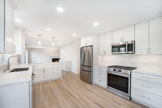 12409 Golf DRIVE, Mequon, WI 53092