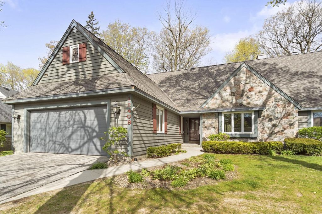 12409 Golf DRIVE, Mequon, WI 53092