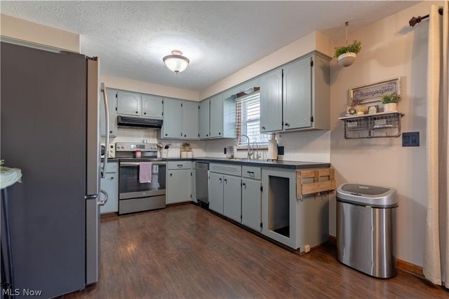 13700 Market Avenue N, Hartville, OH 44632